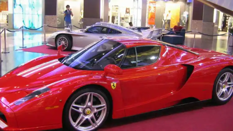 جراج الأسطورة: كيف تعكس مجموعة سيارات محمد بن سليم شغف الخليج بالسرعة